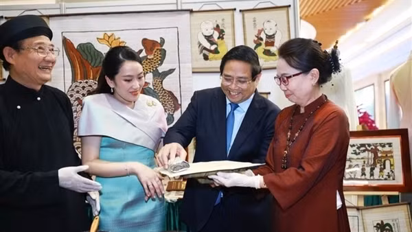 Thủ tướng Phạm Minh Chính và Thủ tướng Thái Lan thưởng lãm các sản phẩm thủ công