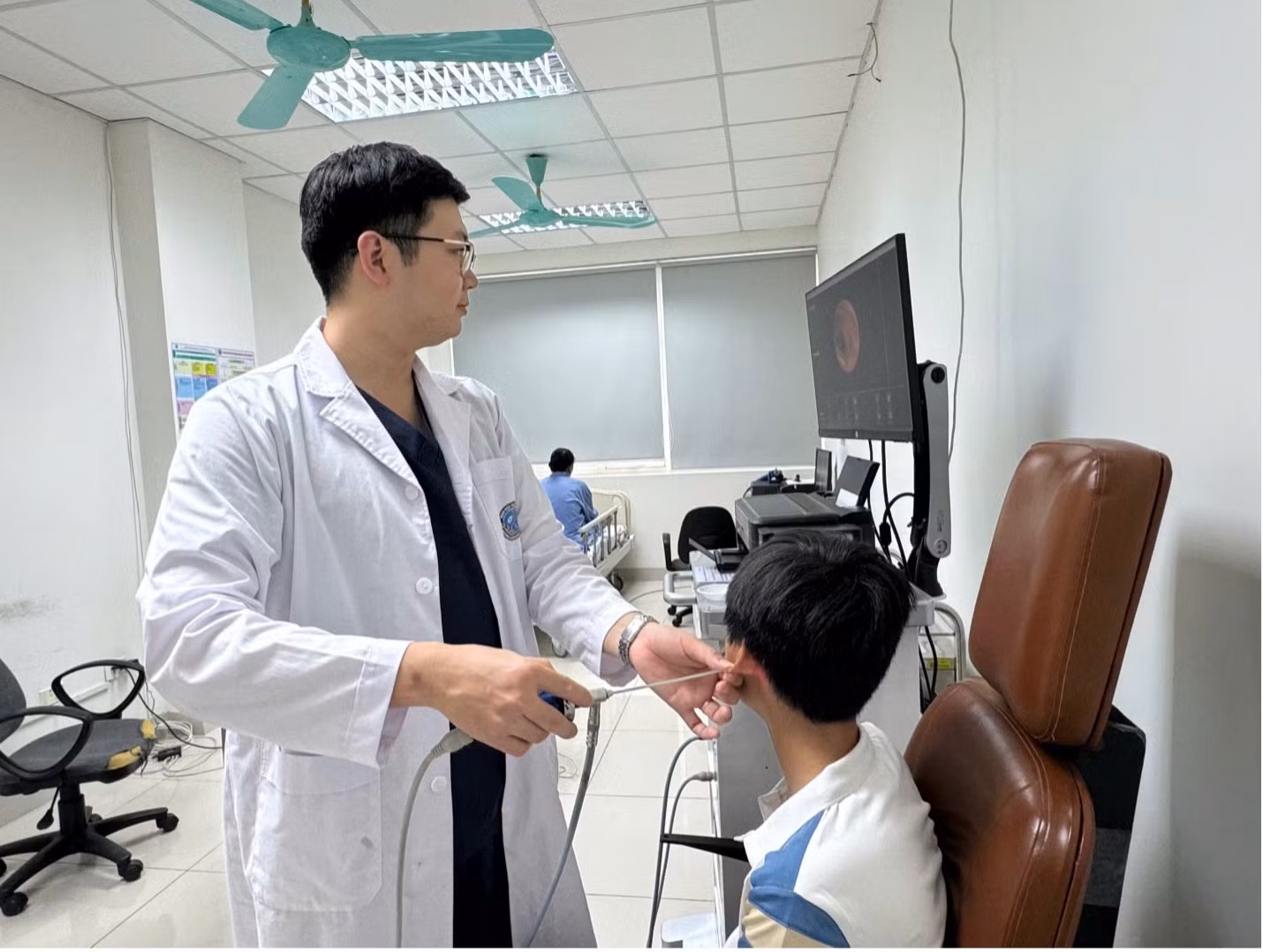 Nhiều trẻ em tắm suối bị đĩa chui vào đường thở -0
