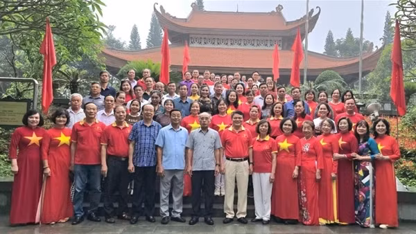 Công an hưu trí khối XDLL về nguồn tại ATK Định Hóa
