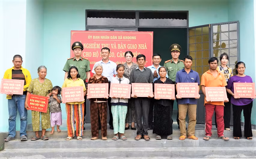 Công an Kon Tum bàn giao nhà cho các hộ nghèo -0