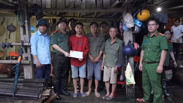 Công an tỉnh Bắc Kạn thăm hỏi gia đình các nạn nhân tử vong trong lũ quét