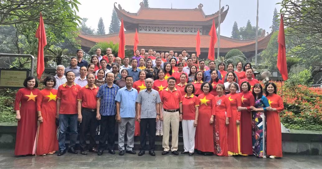 Công an hưu trí khối XDLL về nguồn tại “địa chỉ đỏ” ATK Định Hóa -0