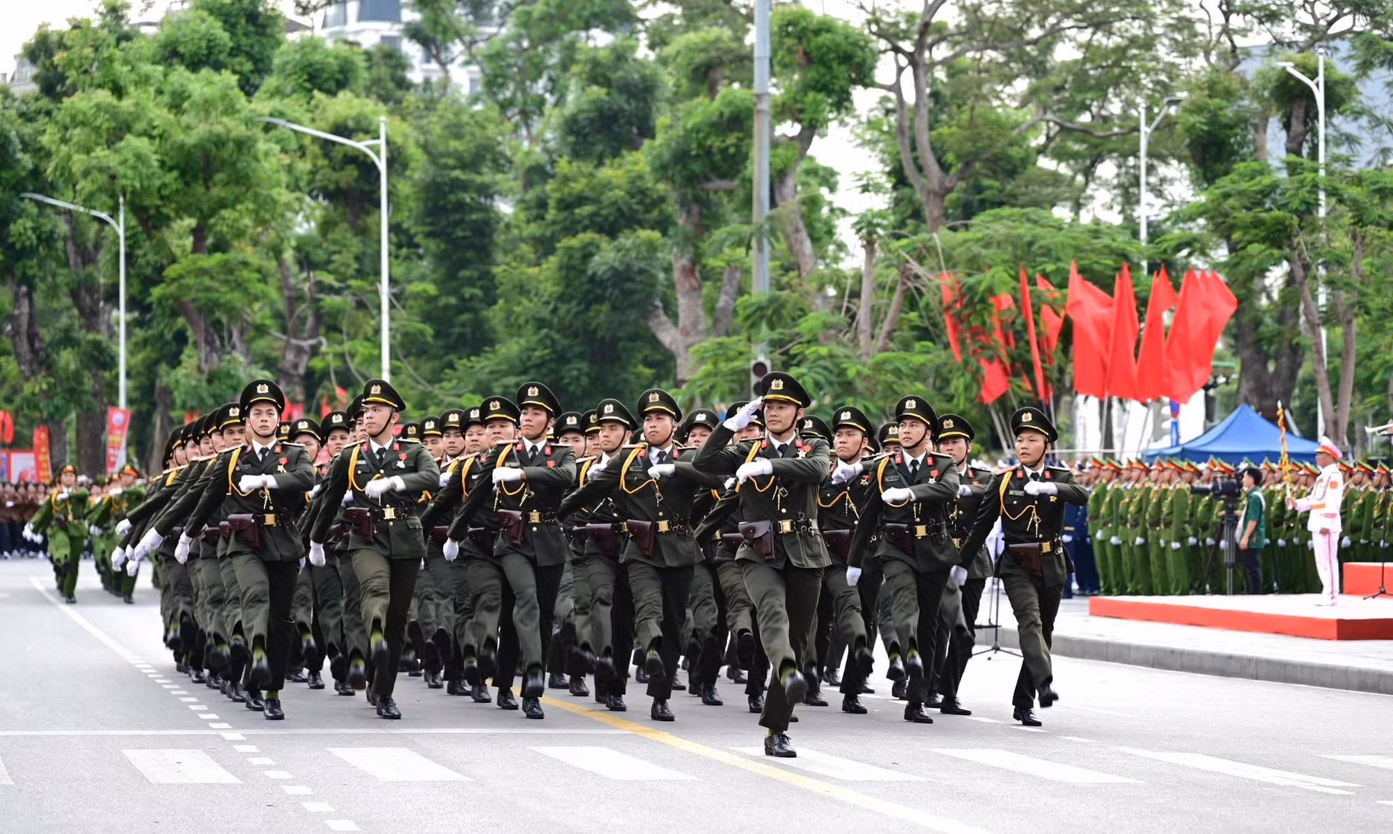 Hàng vạn người đội mưa xem duyệt đội ngũ, diễu hành chào mừng Ngày giải phóng Hải Phòng -0