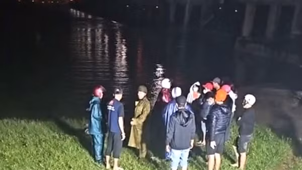 Bỏ con gái lớn trên cầu, người mẹ ôm con 8 tháng tuổi nhảy xuống sông tự vẫn