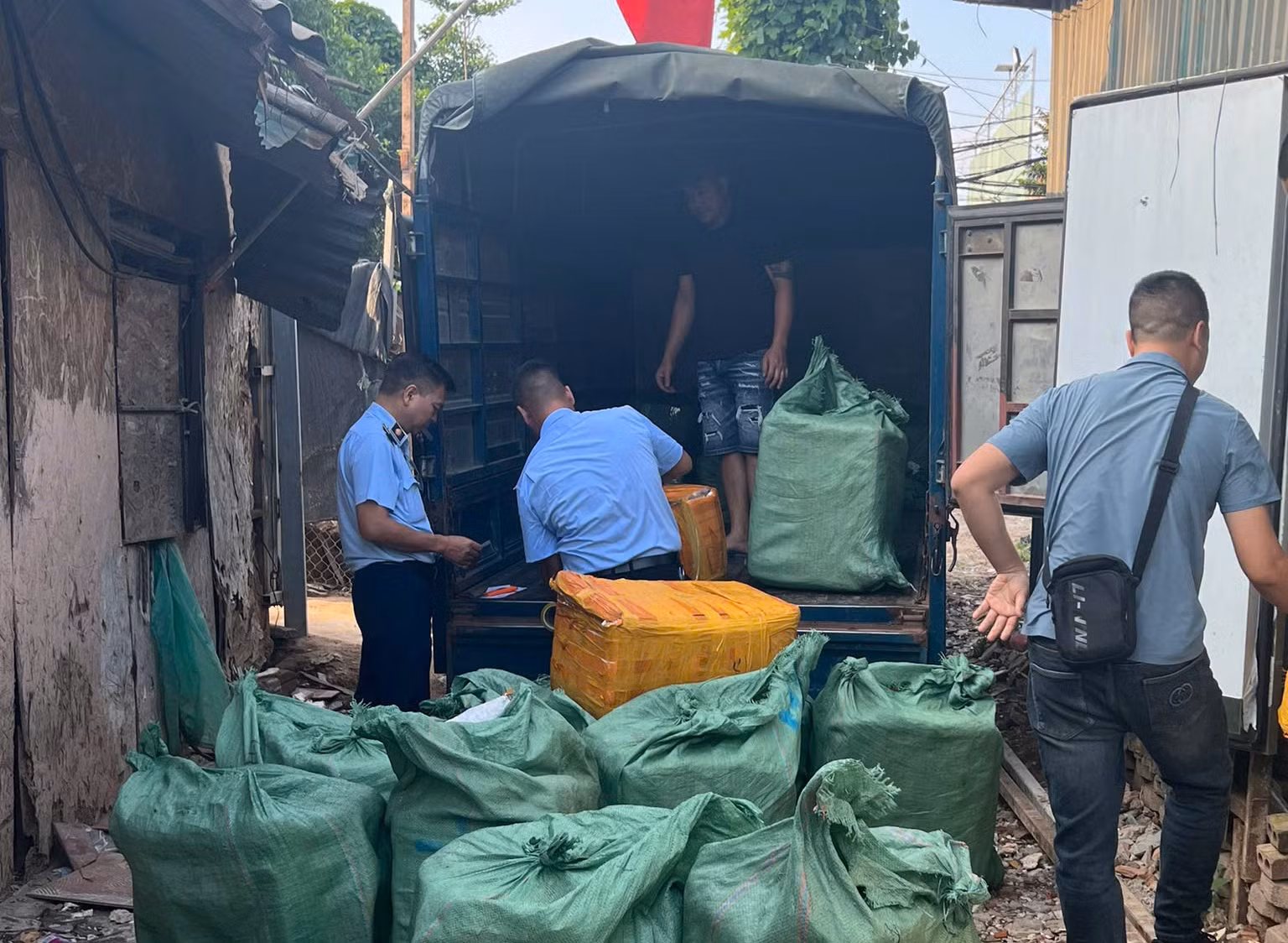 Tạm giữ 800kg trứng gà non, tràng gà đông lạnh không rõ nguồn gốc -0