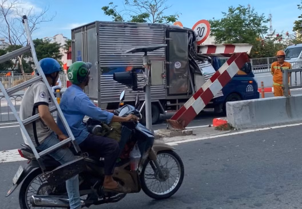 Xe tải lại tông sập thanh chắn giới hạn chiều cao hầm chui cầu Phạm Văn Chí -0