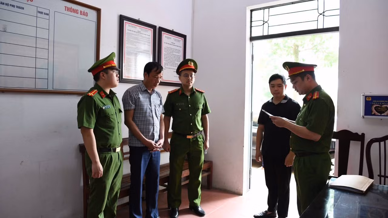 Bắt khẩn cấp Chủ tịch UBND xã Thạch Khoán về hành vi “Thiếu trách nhiệm gây hậu quả nghiêm trọng
