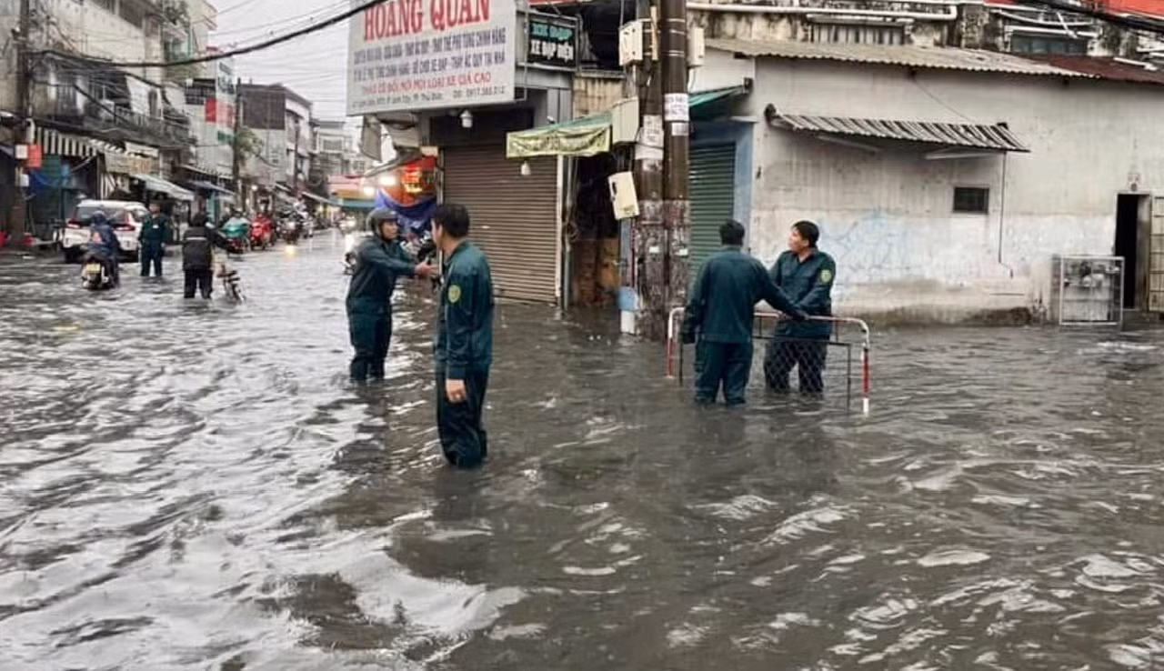 Cuộc sống đảo lộn sau cơn mưa lớn sáng 10/5 tại TP Hồ Chí Minh -8