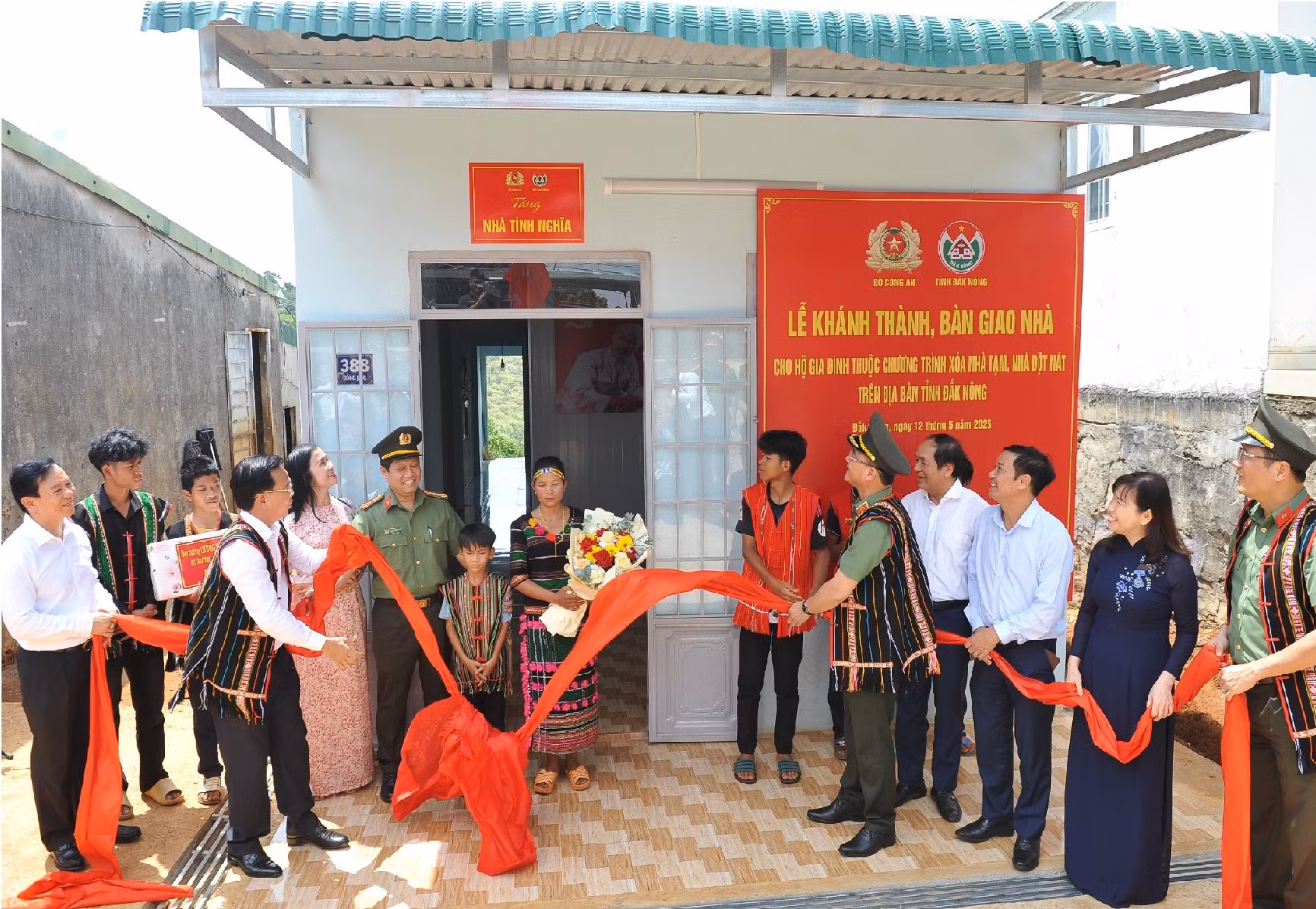 Bộ Công an trao kinh phí hỗ trợ tỉnh Đắk Nông xoá nhà tạm, nhà dột nát -0