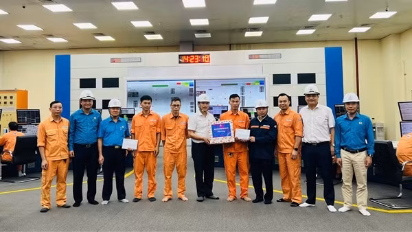Tổng công ty Phát điện 1 thăm và tặng quà người lao động tại Công ty cổ phần Nhiệt điện Quảng Ninh