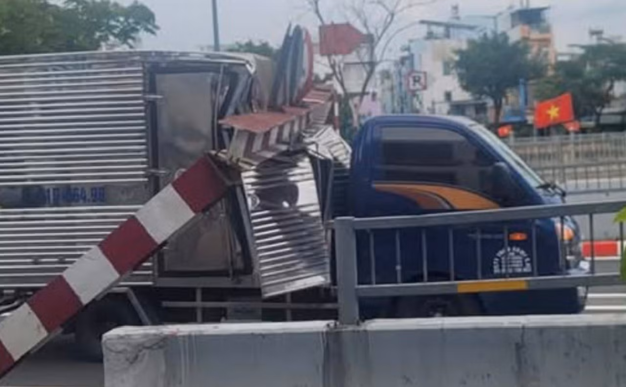 Xe tải lại tông sập thanh chắn giới hạn chiều cao hầm chui cầu Phạm Văn Chí -1