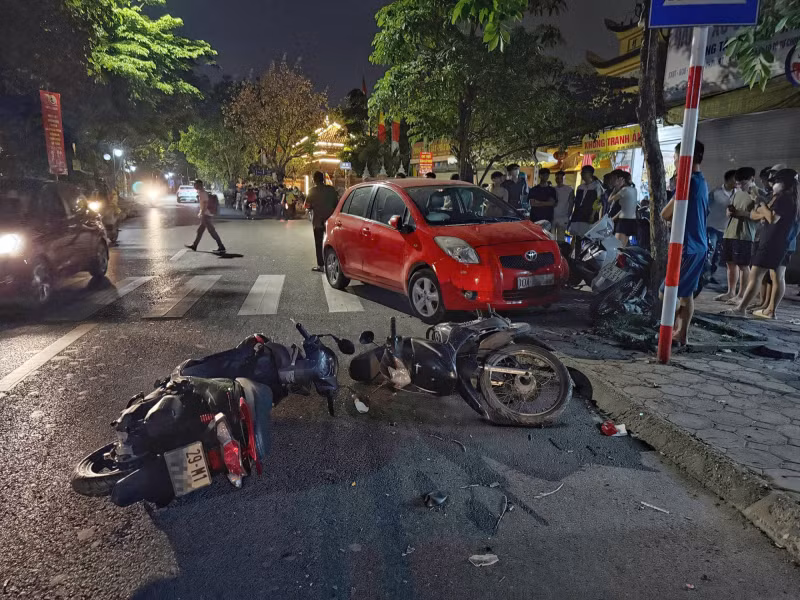 Hà Nội: Truy tìm tài xế ô tô tông liên tiếp 6 xe máy rồi bỏ đi -0