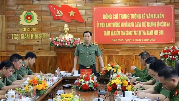 Thứ trưởng Lê Văn Tuyến kiểm tra công tác tại Trại giam Kim Sơn