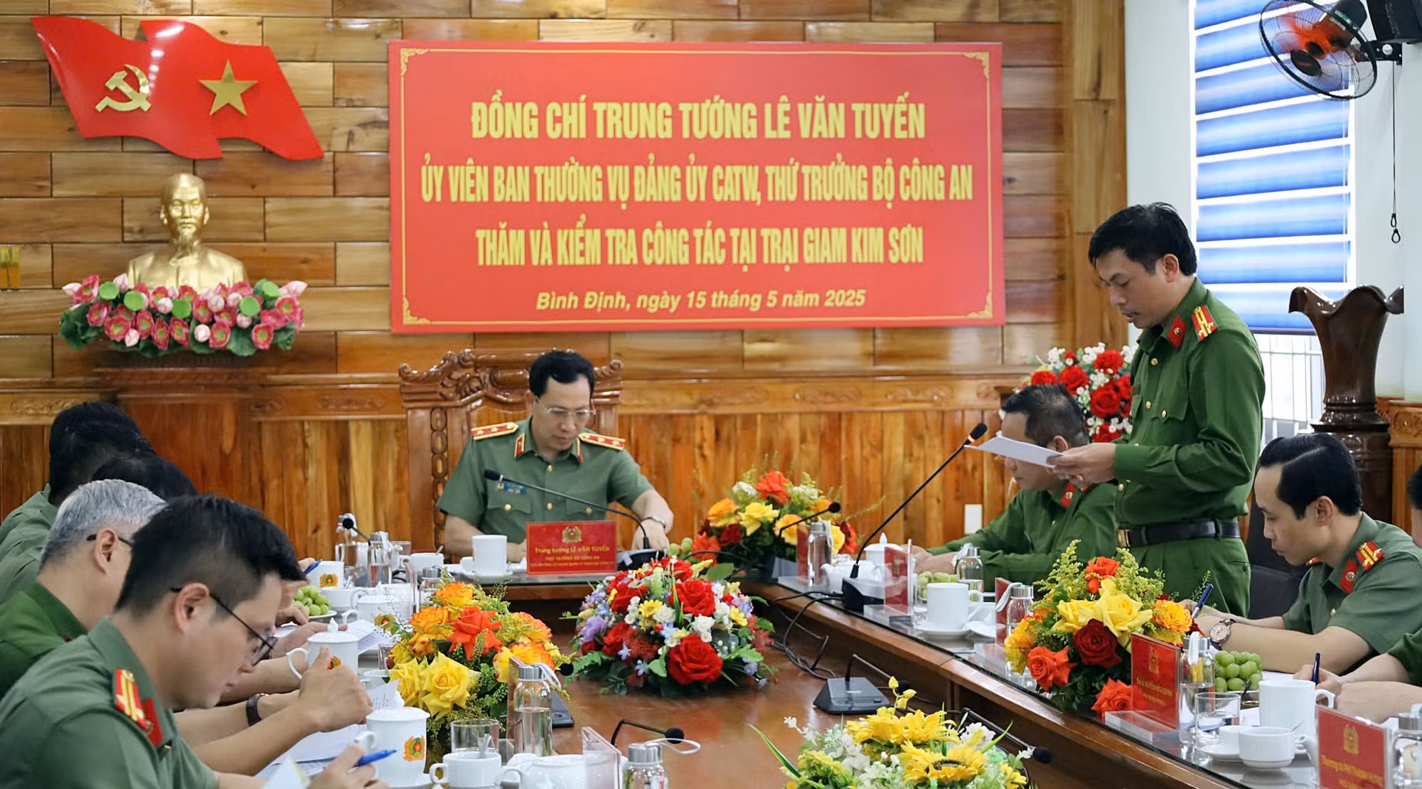 Thứ trưởng Lê Văn Tuyến thăm và kiểm tra tại Trại giam Kim Sơn -0