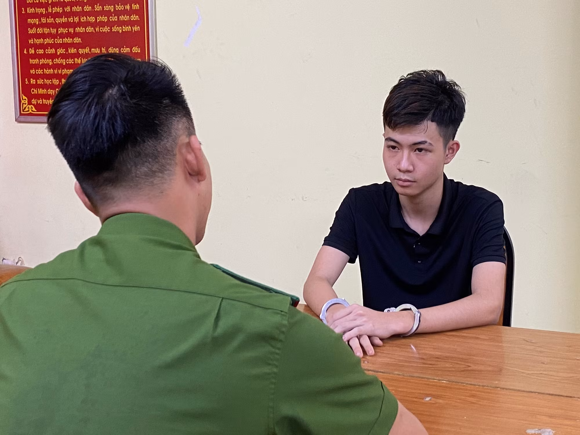 Bắt giữ khẩn cấp đối tượng đánh người nước ngoài trên phố Bùi Viện -1