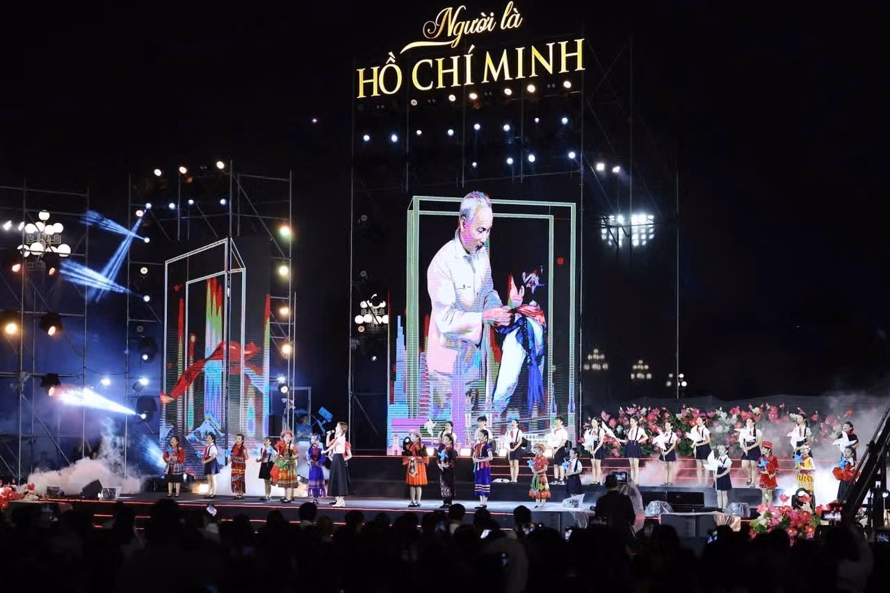 Chương trình nghệ thuật “Người là Hồ Chí Minh”: Tự hào, thiêng liêng và xúc động -0