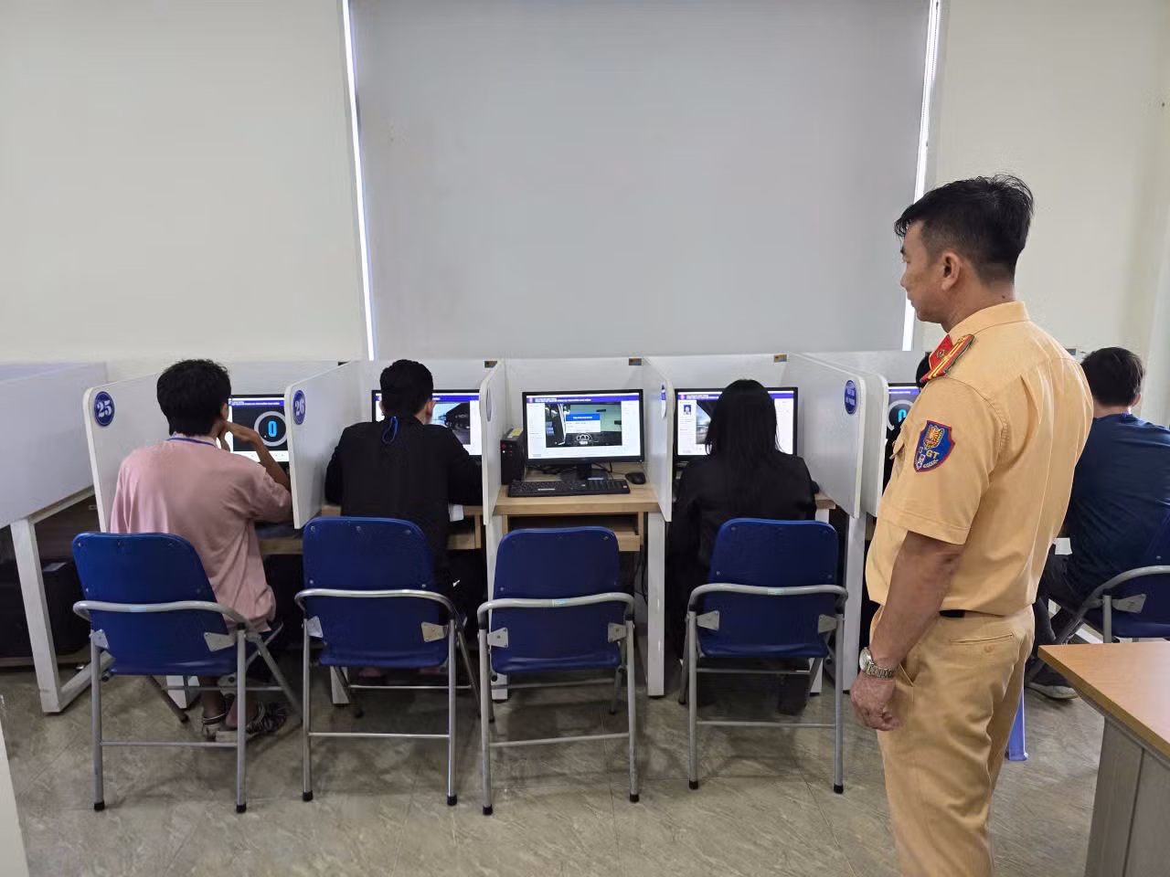 CSGT tổ chức thi sát hạch, cấp GPLX sau 2 tháng nhận nhiệm vụ -0