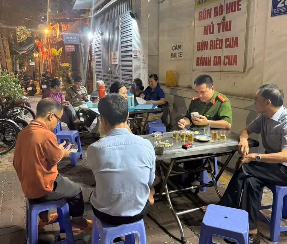 “Đi từng ngõ, gõ từng nhà” hướng dẫn người dân góp ý Dự thảo sửa đổi Hiến pháp trên VneID -1