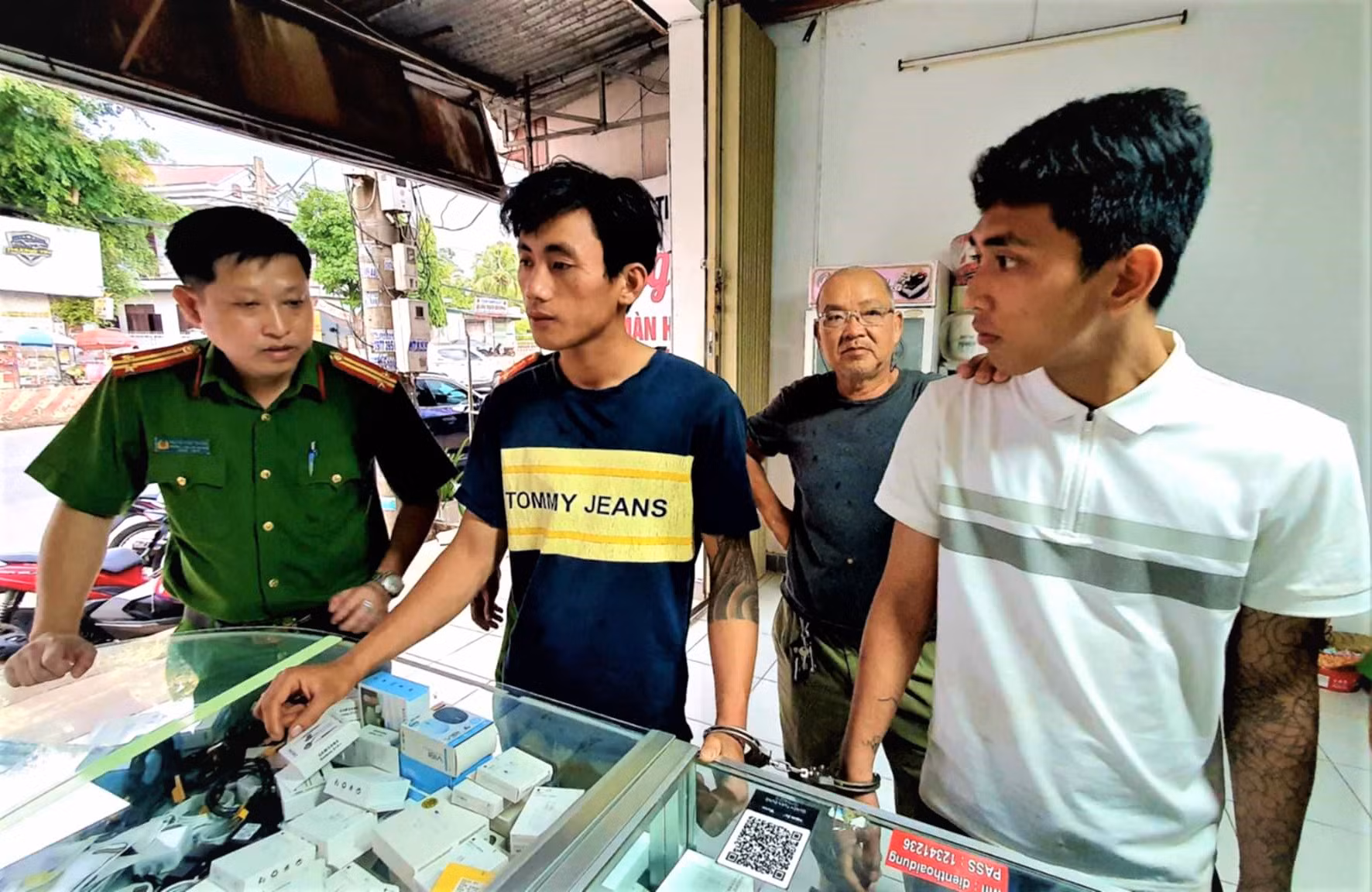 Bắt nhanh 2 đối tượng vào nhà thờ bóp cổ người dân cướp tài sản -0