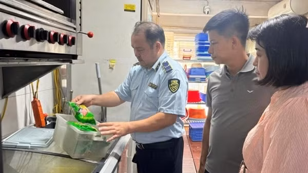 Quảng cáo thổi phồng thực phẩm chưa rõ nguồn gốc: Ai kiểm soát?