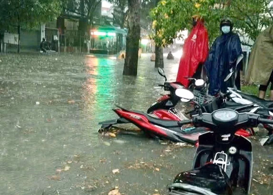 Cuộc sống đảo lộn sau cơn mưa lớn sáng 10/5 tại TP Hồ Chí Minh -4