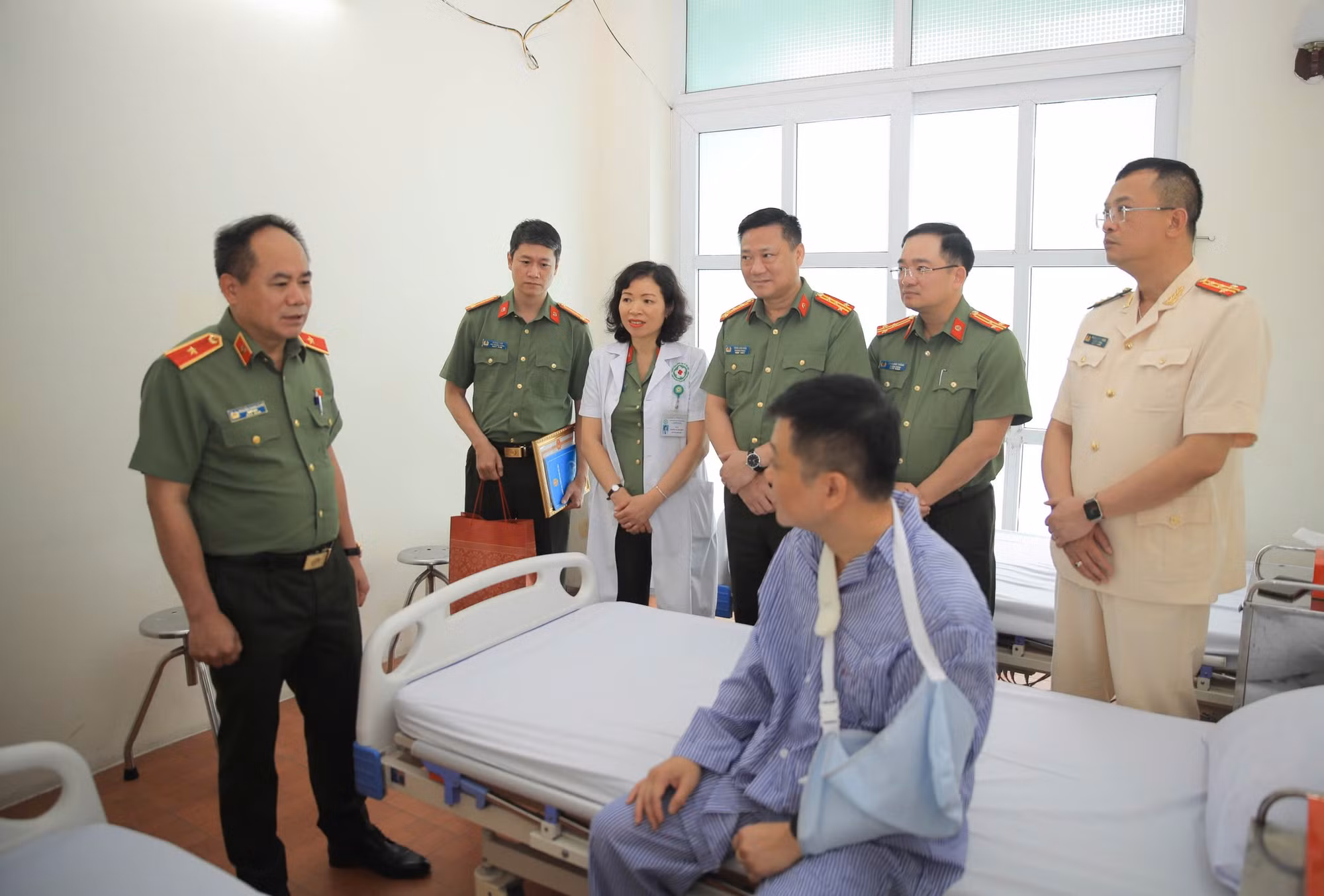 Giám đốc Công an TP Hà Nội thăm cán bộ bị thương khi làm nhiệm vụ chữa cháy -0