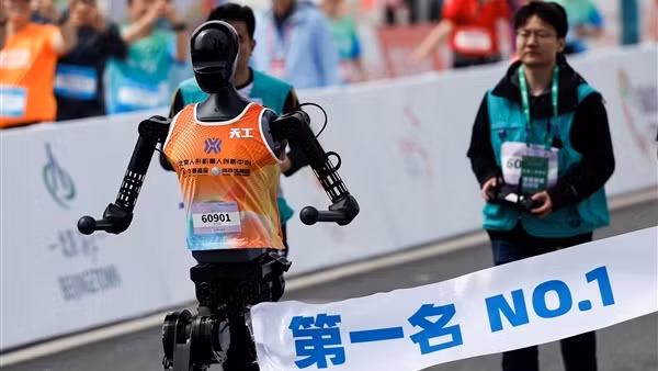 Trung Quốc trong cuộc đua robot hình người