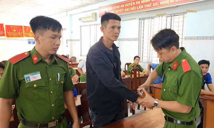 Những người giữ cho ngư trường lặng sóng... -0