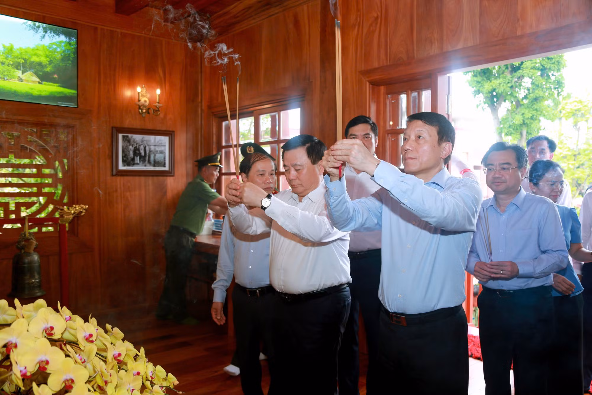 Bộ trưởng Lương Tam Quang dâng hương tưởng niệm Chủ tịch Hồ Chí Minh -0