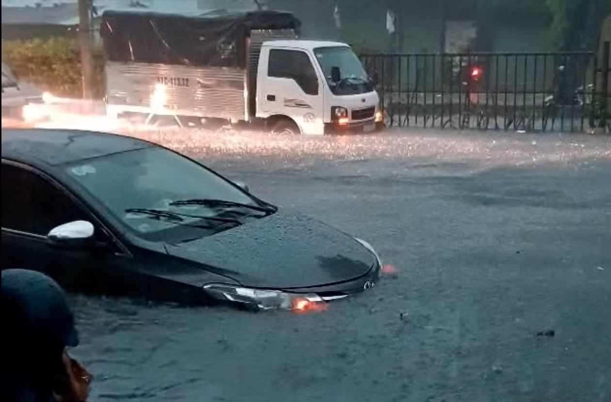 Cuộc sống đảo lộn sau cơn mưa lớn sáng 10/5 tại TP Hồ Chí Minh -6