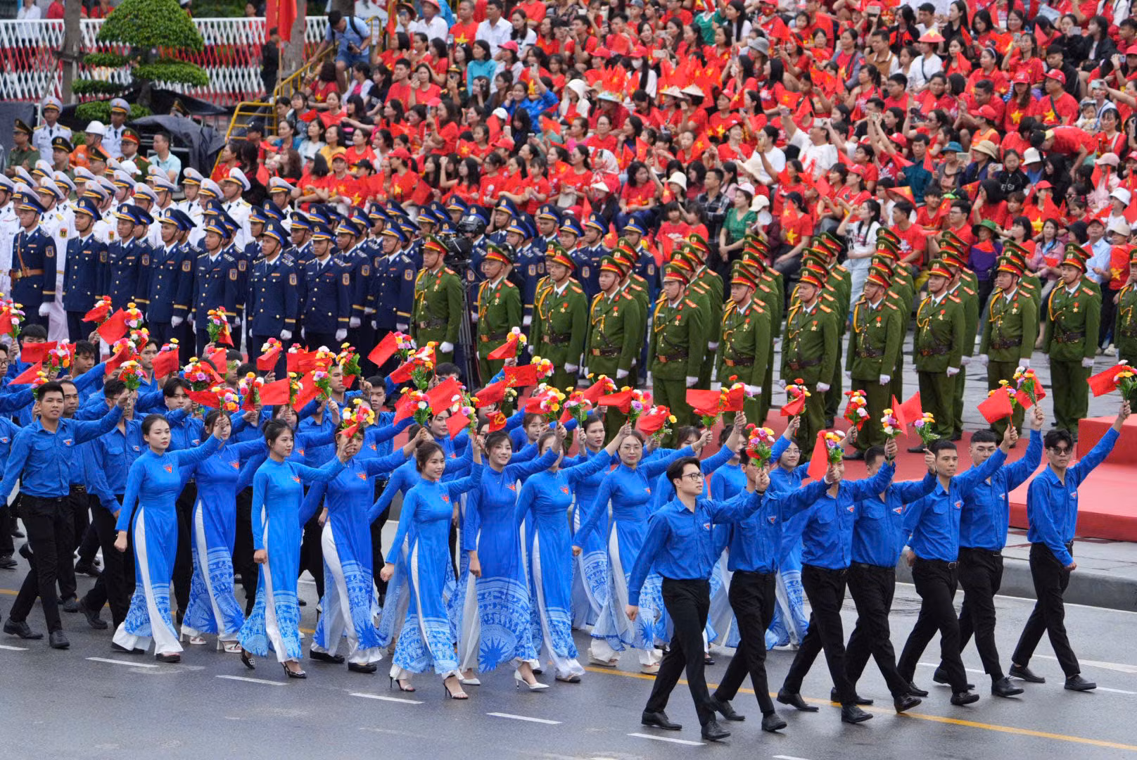 Hàng vạn người đội mưa xem duyệt đội ngũ, diễu hành chào mừng Ngày giải phóng Hải Phòng -0