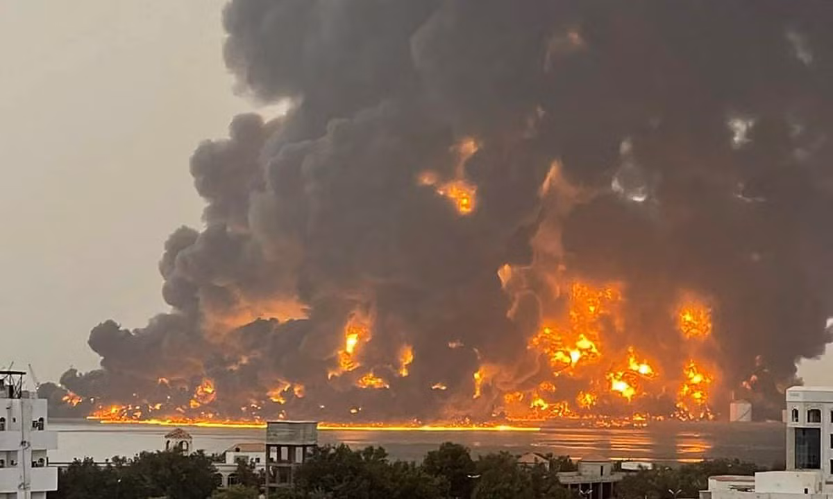 Israel tấn công cảng biển ở Yemen, doạ săn lùng thủ lĩnh Houthi -0