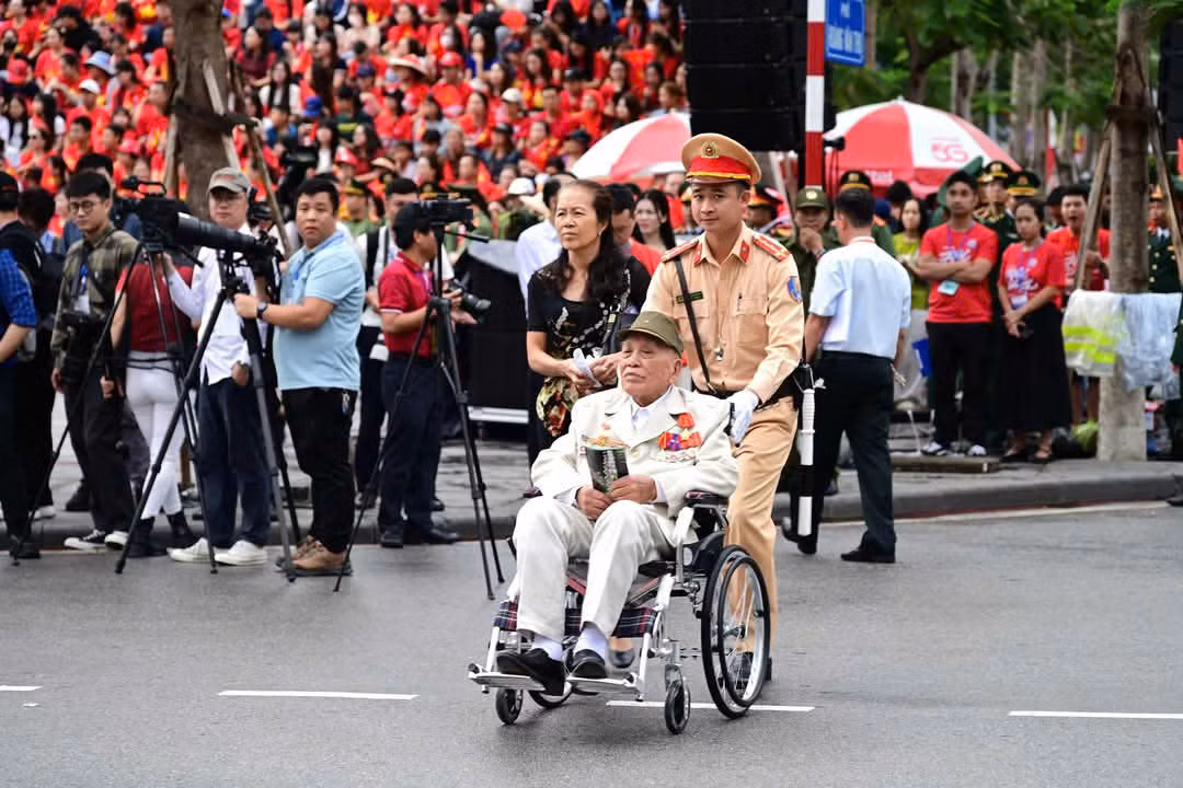 Hàng vạn người đội mưa xem duyệt đội ngũ, diễu hành chào mừng Ngày giải phóng Hải Phòng -0