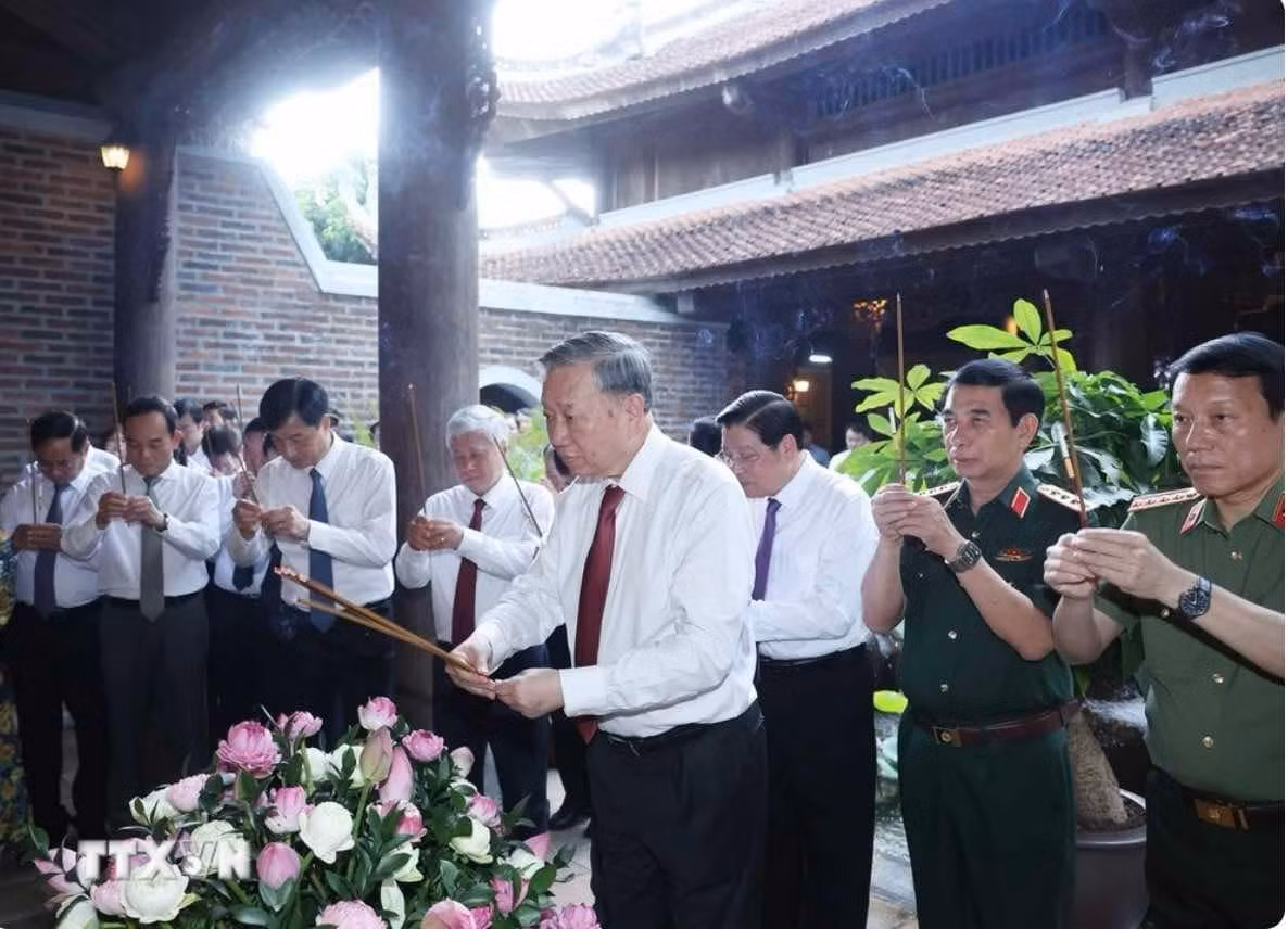 Tổng Bí thư Tô Lâm dâng hương tưởng nhớ Chủ tịch Hồ Chí Minh tại Nghệ An -0