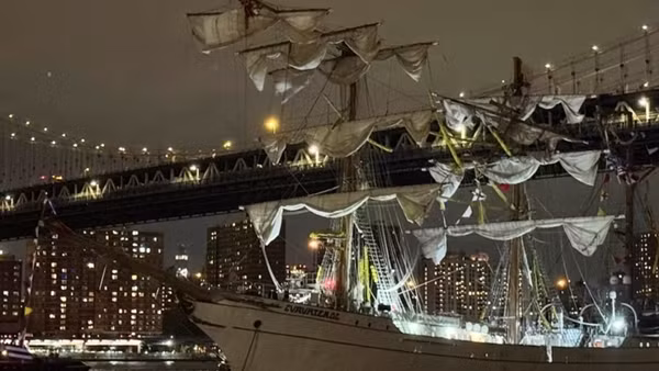 Mỹ điều tra vụ tàu Mexico bị lật khi qua cầu Brooklyn