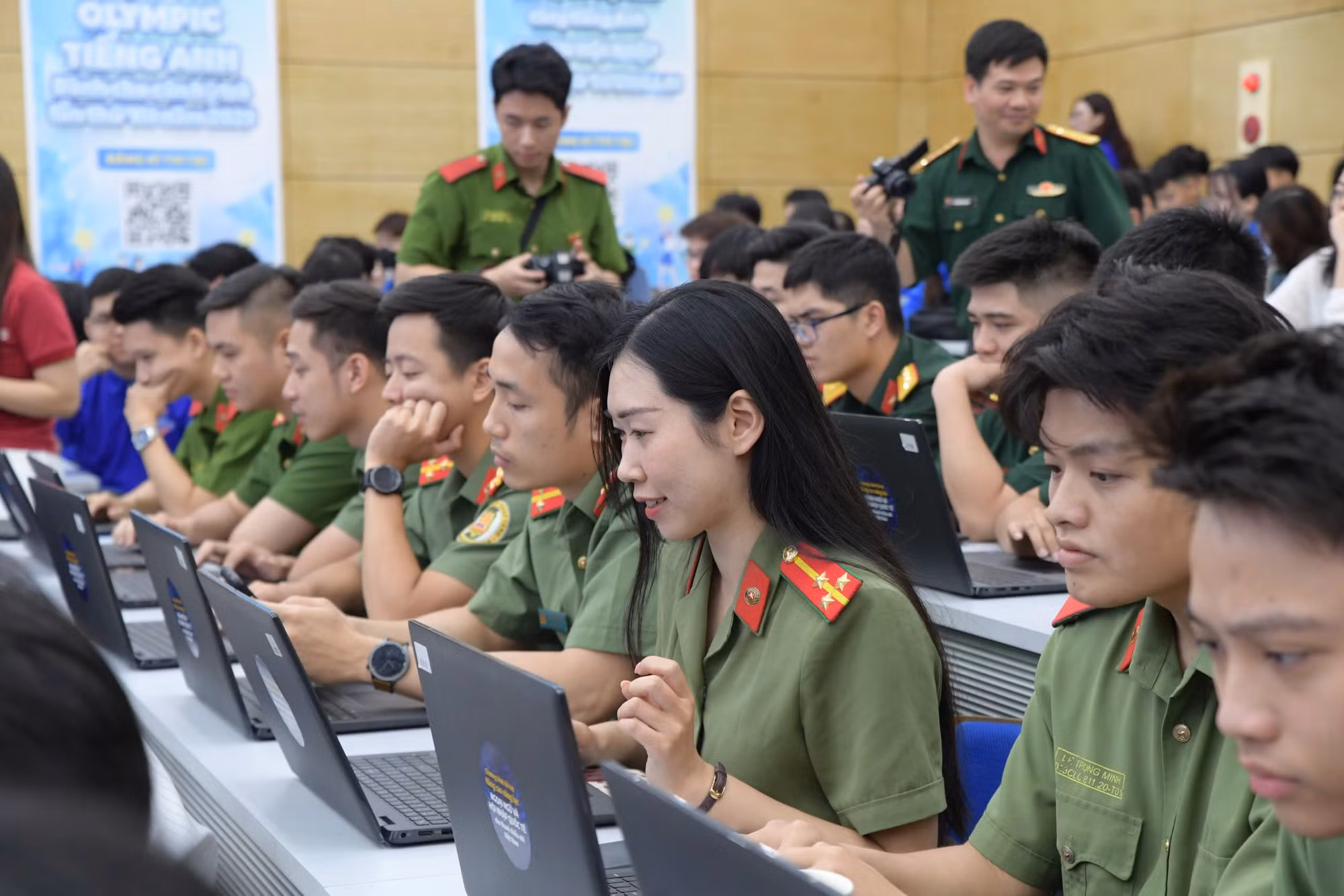 Khai mạc cuộc thi Olympic tiếng Anh dành cho cán bộ trẻ -0