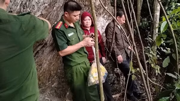 Công an Tuyên Quang băng rừng cứu đôi vợ chồng bị kiệt sức trên núi