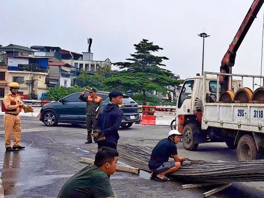 Phạt hơn 40 triệu tài xế và chủ xe làm rơi sắt -0