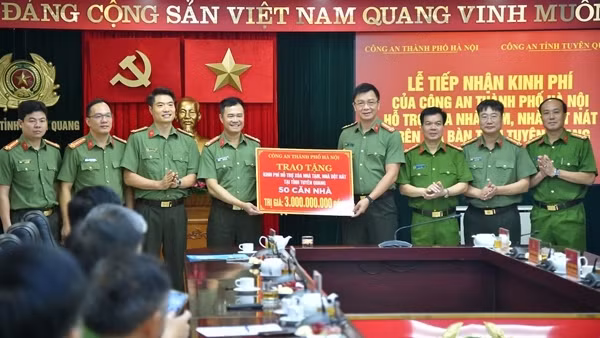 Công an Hà Nội trao tặng 3 tỷ đồng giúp Tuyên Quang xóa nhà tạm, dột nát