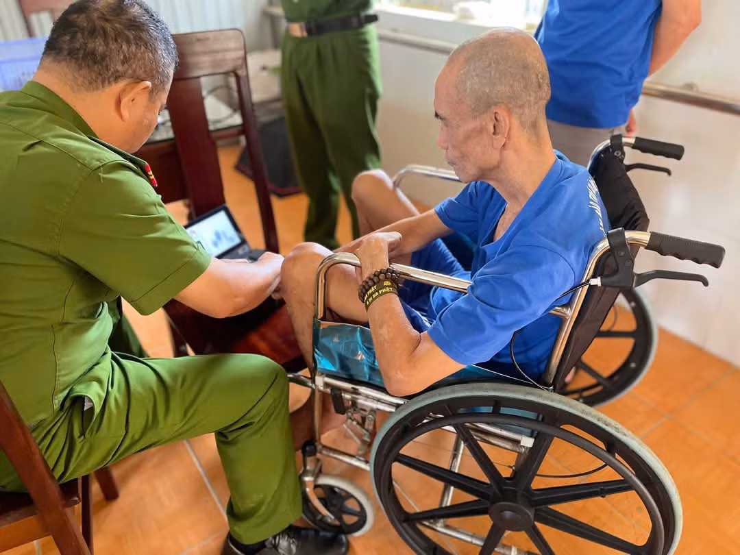 “Đi từng ngõ, gõ từng nhà” hướng dẫn người dân góp ý Dự thảo sửa đổi Hiến pháp trên VneID -0
