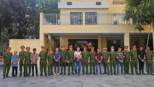 Bắt tạm giam thêm 34 bị can trong đường dây buôn lậu xăng dầu “khủng”