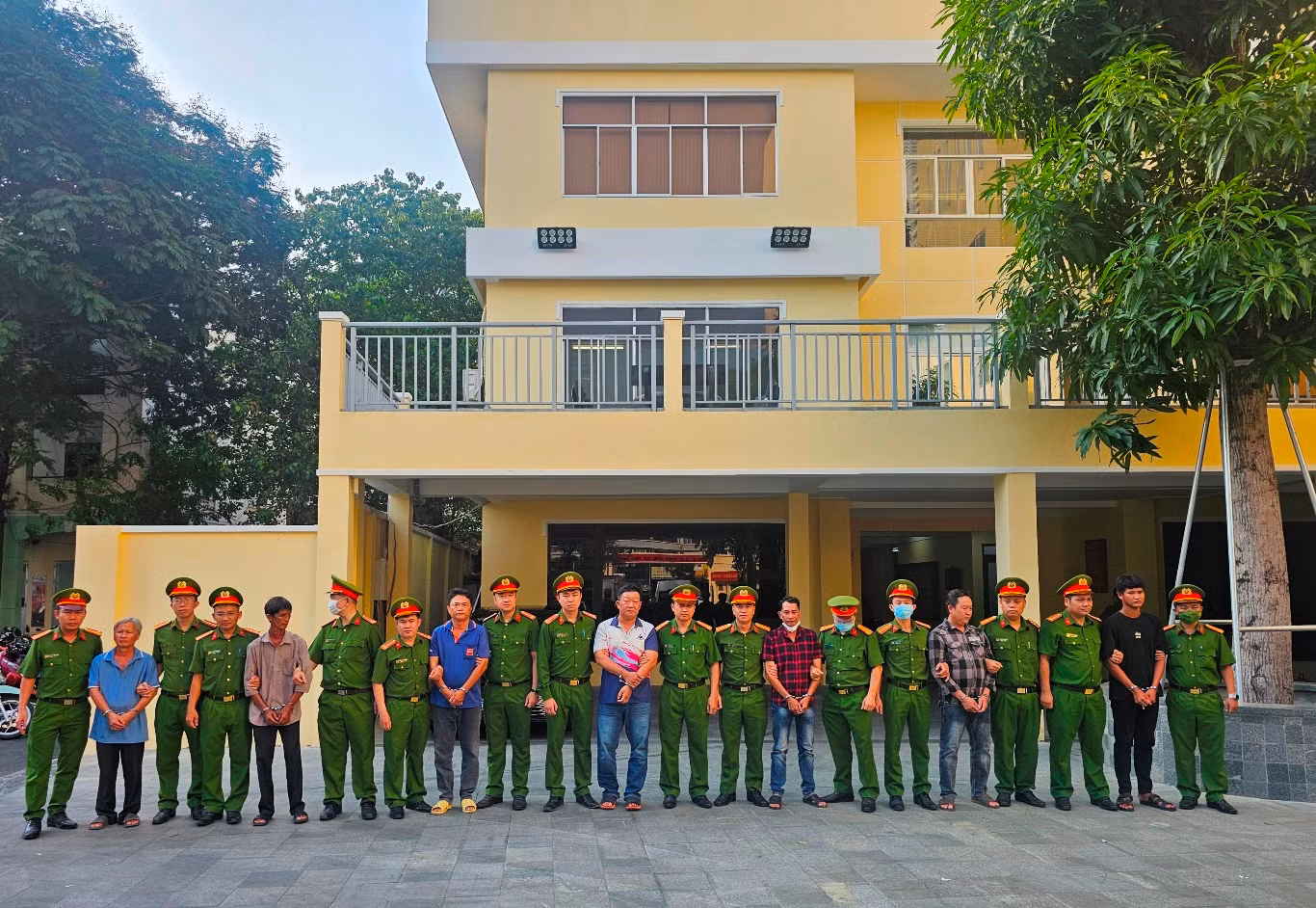 Bắt tạm giam thêm 34 bị can trong đường dây buôn lậu xăng dầu “khủng” -0