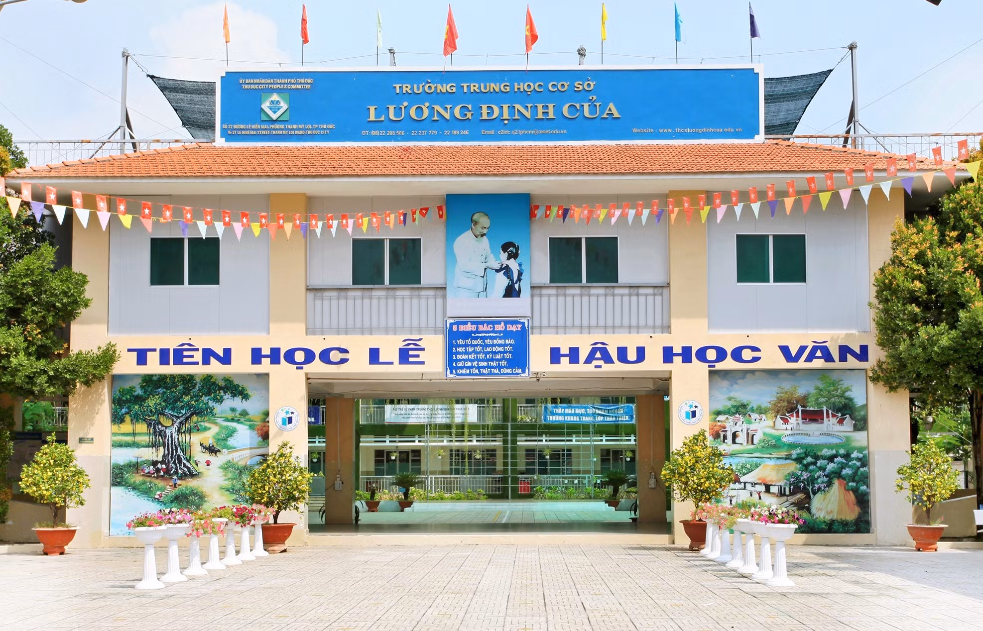 Nữ học sinh lớp 7 rơi từ tầng 1 xuống đất chấn thương -0