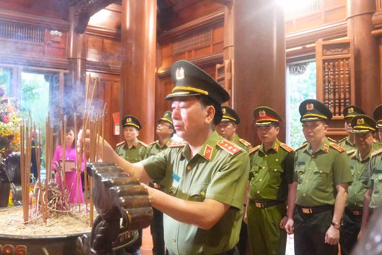 Đảng uỷ Công an Trung ương, Lãnh đạo Bộ Công an dâng hương tại Khu di tích Quốc gia đặc biệt Kim Liên -0