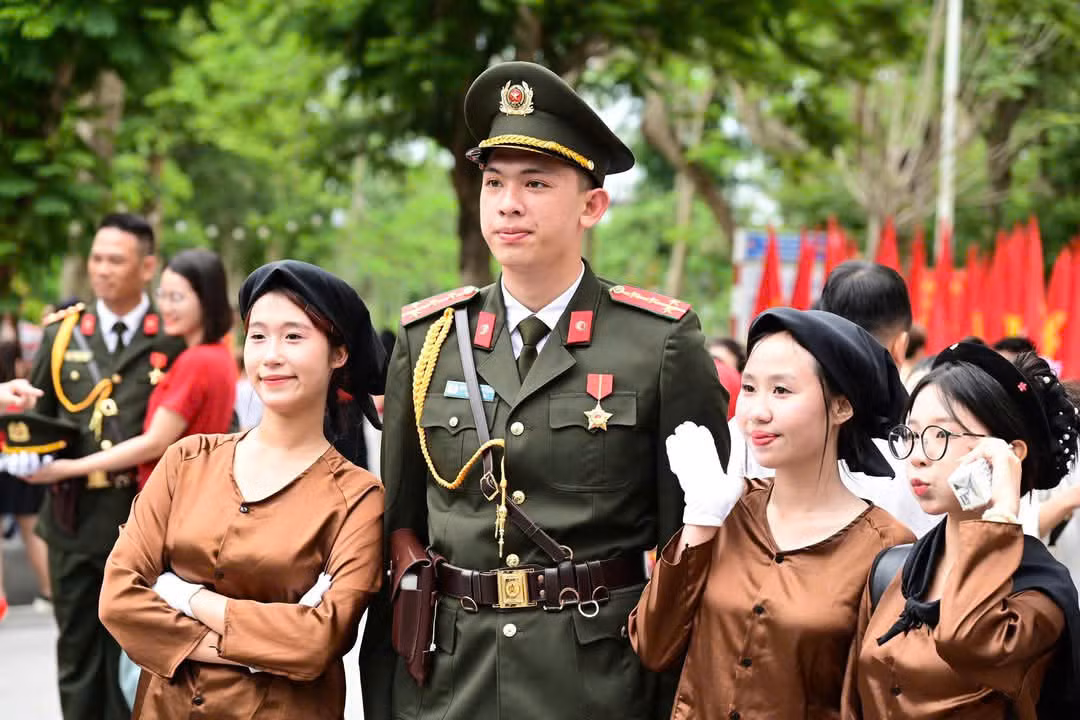 Hàng vạn người đội mưa xem duyệt đội ngũ, diễu hành chào mừng Ngày giải phóng Hải Phòng -0