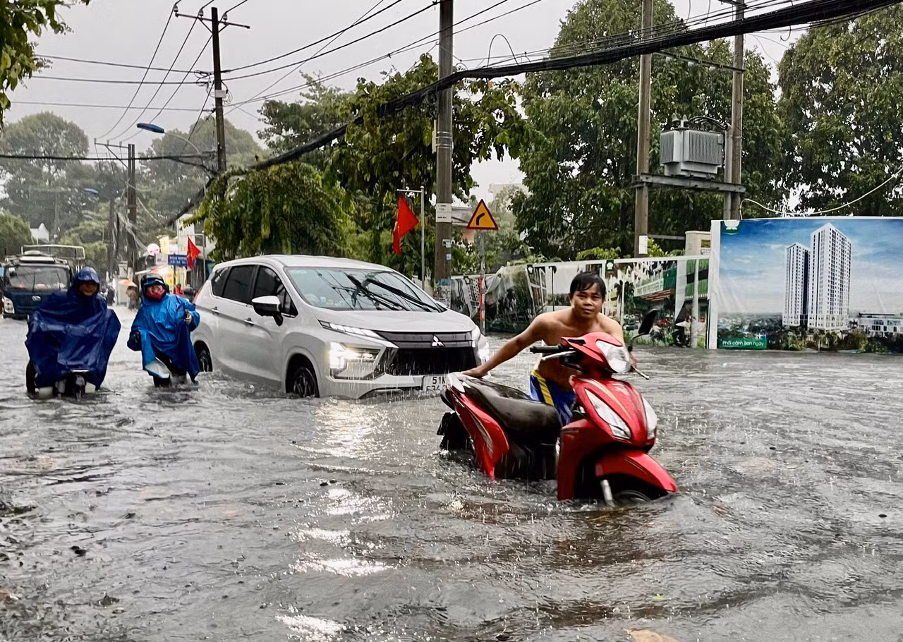 Cuộc sống đảo lộn sau cơn mưa lớn sáng 10/5 tại TP Hồ Chí Minh -2