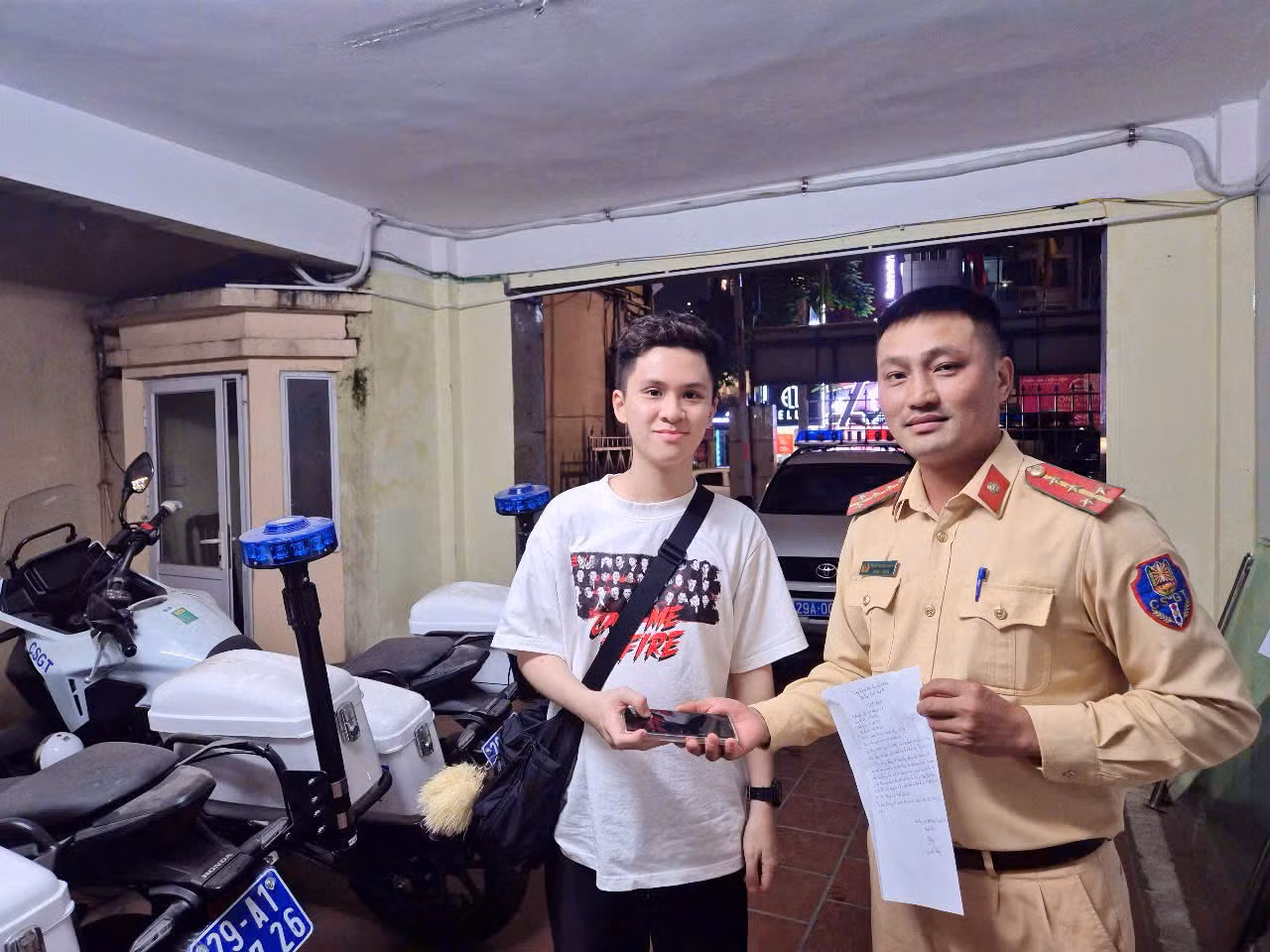 Đi đường nhặt được điện thoại, giao lại cho CSGT tìm người đánh rơi -0