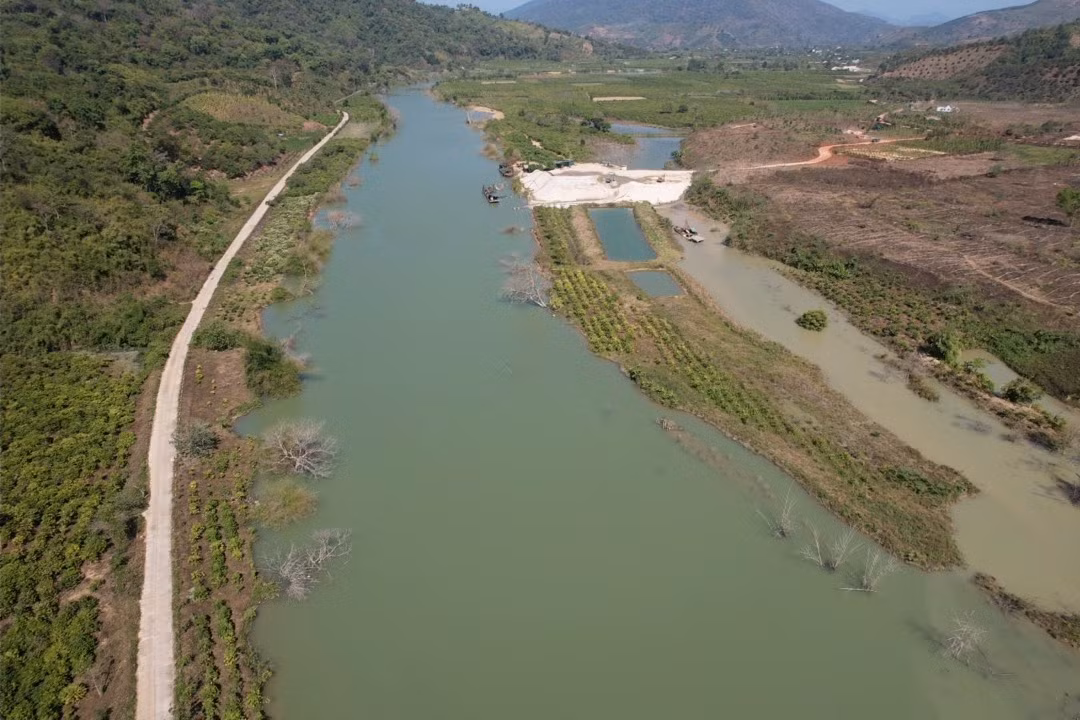 Doanh nghiệp rầm rộ khai thác cát, chính quyền “bất lực” -0