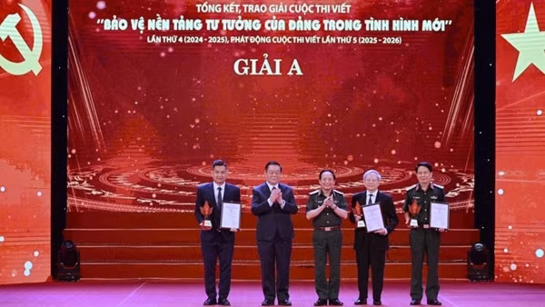 Trao giải cuộc thi viết “Bảo vệ nền tảng tư tưởng của Đảng trong tình hình mới”