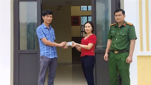 Công an xã hỗ trợ trả lại tiền do người dân chuyển khoản nhầm